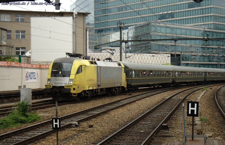 EVB ES 64 U2-036 mit einem Sonderzug aus Leverkusen zum DFB Pokalfinale (LZB: 182 536, angemietet von Siemens Dispolok, gesichtet Berlin Zoologischer Garten 30.05.2009).