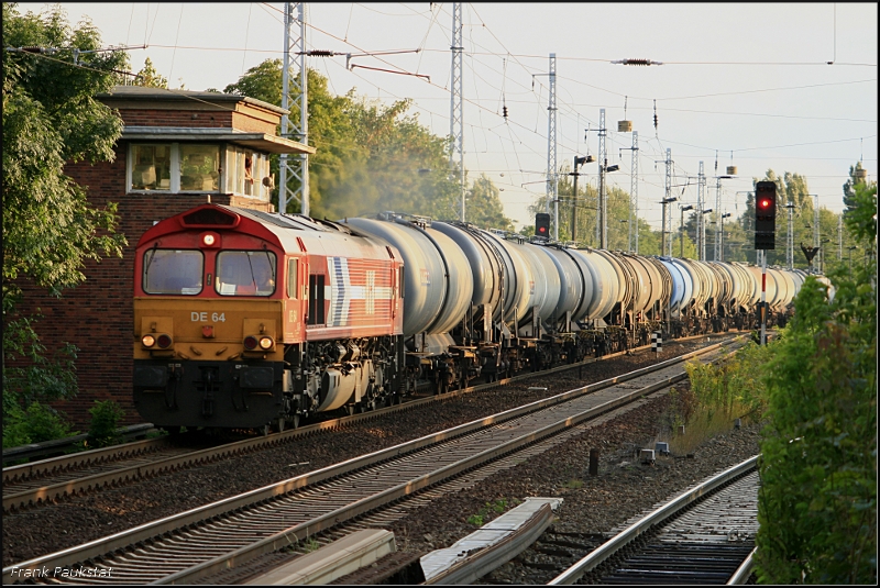 HGK DE 64 / 266 064 mit Kesselwagen Richtung Bernau (Berlin Karow, 13.08.2009)