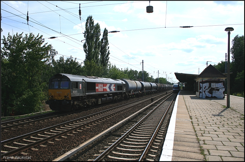 HGK DE 673 (92 80 1266 038-9 D-DISPO) mit Kesselzug vom Karower Kreuz kommend hat bereits einen kräftigen Frontschatten (Berlin Karow, 29.07.2009)