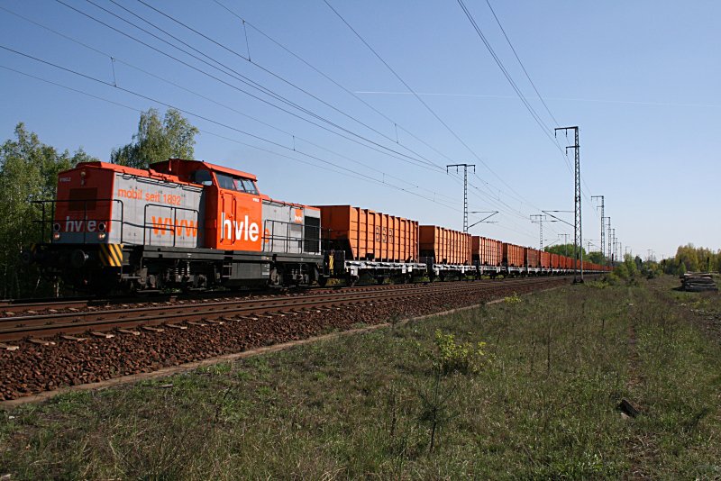 hvle V 160.2 / 203 014 mit dem Müllzug (Berlin Wuhlheide, 21.04.2009).