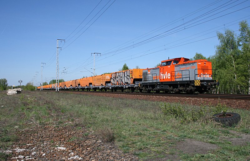 hvle V 160.2 / 203 014 macht sich in ihren Farben vor dem BSR-Müllzug richtig gut (Berlin Wuhlheide, 20.04.2009).