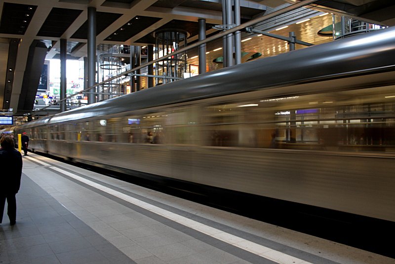 Impression: Silberlinge im Sonderzug bei der Ausfahrt (Berlin Hauptbahnhof, 16.05.2009).