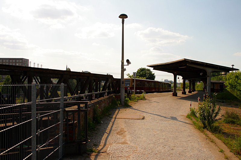 In Schleichfahrt fhrt auf dem alten Bahnsteig 3 ein Zug auf die rostige Brcke (Baustelle Berlin Ostkreuz, 10.05.2009).