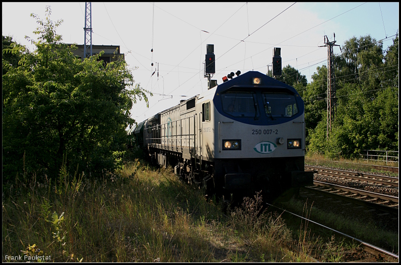 ITL 250 007-2 mit Schüttgut Richtung Genshagener Kreuz. Ein seltener Gast im Berliner Raum. ITL hat derzeit zwei Loks von dieser Baureihe im Bestand (ex Bombardier, gesichtet Nuthetal-Saarmund, 19.08.2009)