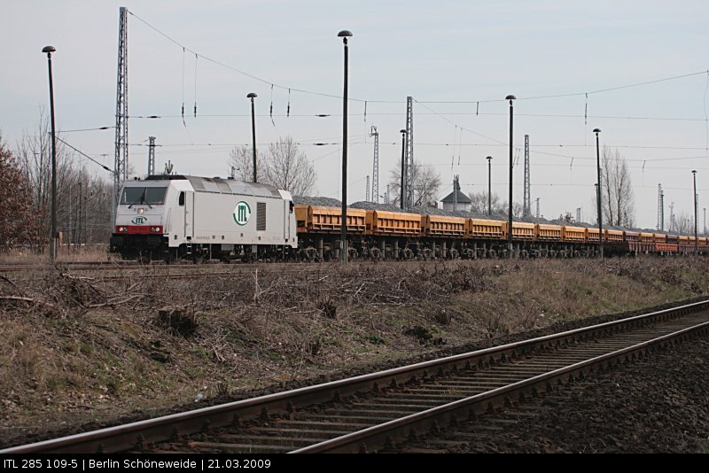 ITL 285 109-5 holt neuen Schotter zur Baustelle (NVR-Nummer: 92 80 1285 109-5 D-ITL, Angemietet von CB Rail, gesichtet Berlin Grünau, 21.03.2009).