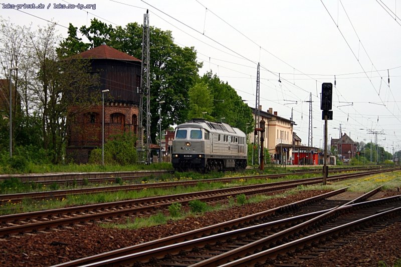 ITL W 232.01 prsentiert sich mit dem alten Wasserturm in Zossen. Der Bahnhof Zossen hat eine lange Geschichte aufzuweisen. Erbaut im Jahre 1875 fuhr hier auch die Kniglich Preuische Militr-Eisenbahn. Zwischen 1901 und 1904 wurden auf der Strecke Berlin-Marienfelde und Zossen Schnellfahrversuche mit elektrischen Loks und Triebwagen gemacht. (26.04.2009).