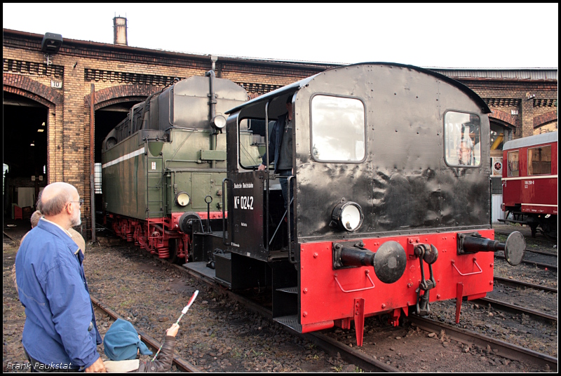 Kö 0242 holt den zweiten Tender der 18 201 aus dem Schuppen. Was für Dimensionen... (Baujahr 1936, Umzeichnung 1970 in  100 042-1 , gesehen Bw Schöneweide 04.10.2009)