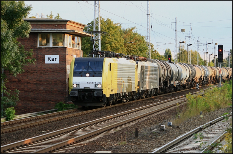 Kombiverkehr ES 64 F4-205 und kalt CTL ES 64 F4-011 mit einem Kesselzug Richtung Bernau (Class 189-VO, NVR-Nummer: 91 80 6189 205-8 D-DISPO, gesichtet Berlin Karow, 13.08.2009)