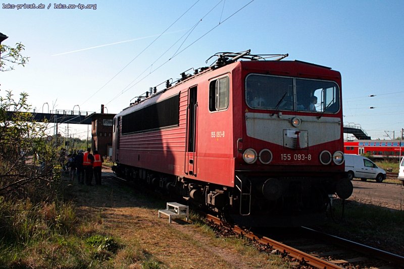 Mit 155 093-8 (orientrot) konnten auf dem Fest  100 Jahre Rbf Wustermark  Führerstandmitfahrten gemacht werden (Elstal/Wustermark, 01.05.2009)
<br><br>
Update: In Gremberg nach Entgleisungsschaden am 29.03.2010 z-gestellt, Überstellung zu Fa. Bender, ++ 06.04.2011