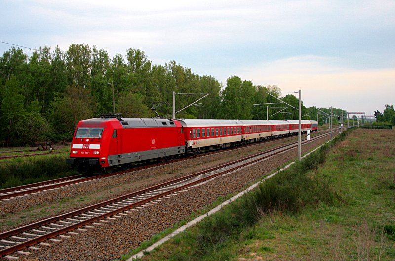 Mit doppelter Besetzung ist 101 131-1 unterwegs. Auch hier ein einzelner Kurswagen aus Russland oder der Ukraine (Ahrensfelde, 26.04.2009)