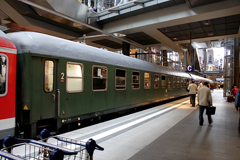 Neben Silberlingen war auch dieser 2.Klasse Reisezugwagen vom DB Museum / Historische Verkehre in dem Sonderzug dabei (Berlin Hauptbahnhof, 16.05.2009)