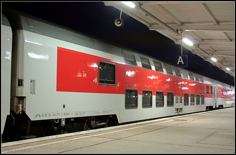 SBB 61 85 06-94 317-3 WLABm ist ein Doppelstockliegewagen der im CityNightLine-Verkehr läuft. Gebaut wurde der Wagen bei SWG 1995 (Berlin Lichtenberg 12.10.2009)