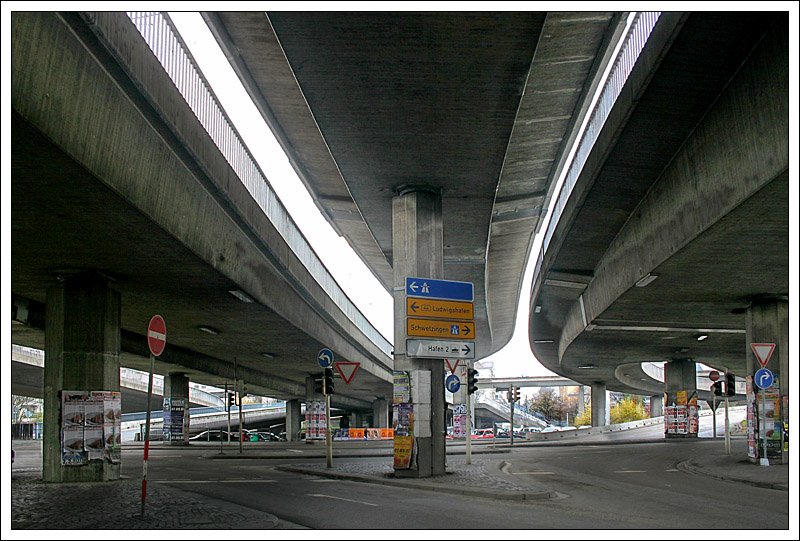 So sieht dann aus der Fugngerperspektive das Ergebnis der Verkehrsplanung im Sinne einer autogerechten Stadt aus. Fotografiert in Mannheim (Matthias)