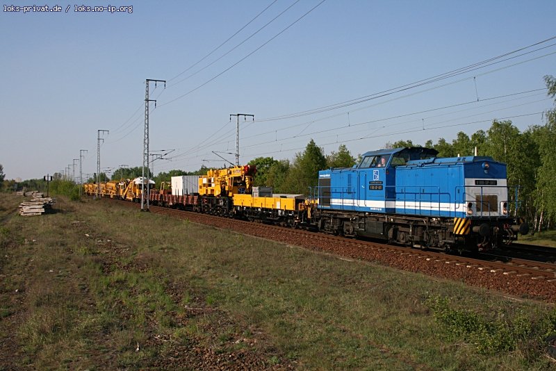 Spitzke V 100-SP-007 kommt mit einem Bauzug durch die Berliner Wuhlheide (NVR-Nummer 9280 1203 115-1 D-SLG, ex SFZ, ex DR 202 536-9, gesehen 25.04.2009).