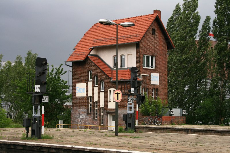 Stellwerk Sdw wird weichen mssen. Es soll einer neuen Unterfhrung Platz machen (Berlin Schneweide, 03.06.2009).