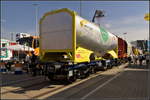 Vierachsiger Drehgestell-Containertragwagen der Gattung Sggmmrrs des Einstellers Innofreight aus Österreich. Der Wagen stand beladen mit einem Wechselrahmen für Knickkessel auf dem Freigelände der InnoTrans in Berlin (35 TEN 81 A-IF 4658 000-8 Sggmmrrs).