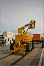 InnoTrans 2016 in Berlin: Zweiwege-Arbeitsbühne RR 14 EVO 2-400 des italienischen Herstellers Platform Basket s.r.l.