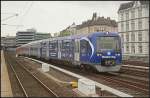 Eine freudige berraschung am 27.08.2011 bei tristen Wetter: Der Meister-Zug 474 051-0, anlsslich der gewonnen Meisterschaft 2011 von HSV Handball entsprechend lackiert, kommt aus dem Bahnhof Hamburg-Altona auf der Linie S1 nach Blankenese