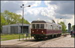 Für Pendelfahrten stand während des traditionellen Familienfestes am 07.05.2017 der Magdeburger Eisenbahnfreunde e.V. der Esslinger Triebwagen von Cargo Logistik Rail Service zur Verfügung. Hier fährt er vom provisorischen Haltepunkt Wirtschaftshafen West ab (NVR-Nummer 95 80 0303 027-6 D-CLR, Baujahr 1953).