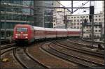 DB Fernverkehr 101 116-2 fhrt mit dem CNL 451 nach Berlin Sdkreuz am 20.01.2011 gleich durch den Bahnhof Berlin Zoologischer Garten.