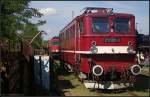 Die ehemalige Versuchslok des LEW Hennigsdorf 211 001-3 zu Gast beim Bw-Fest (ex Traditionslok DR, VM Dresden, 7. Berliner Eisenbahnfest, Bw Schöneweide 12.09.2010)
<br><br>
Die Lok wurde 1961 mit der Fabriknummer 8958 im Werk LEW Hennigsdorf gebaut und als E 11 001 im Bw Halle P in Dienst genommen. 1970 erfolgte die Umzeichnung in das dann übliche Schema als 211 001 und 1992 dann in 109 001. Mitte 1993 erfolgte die z-Stellung und gegen Ende des Jahres dann die Ausmusterung. Zur BSW-Gruppe Traditionsgemeinschaft Bw Halle P e. V. kamm sie Anfang der 2000er Jahre, Eigentümer der Lok ist das DB Museum Nürnberg.