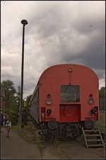 Man sieht es ihm nicht an, es ist mal ein Rekowagen der Gattung Bghw gewesen. Der Wagen mit Steuerpult wurde bei der DB AG Notfalltechnik als Aufenthaltswagen in einem Hilfszug eingesetzt, daher auch die einst rote Lackierung. Am 15.09.2018 stand der Wagen mit sehr viel Graffiti während des 15. Berliner Eisenbahnfest neben der windschiefen Laterne abgestellt und dient nun als Schulungswagen (D-DLFB 60 80 99-01 518-2 Dienst).