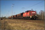 DB Cargo 298 303-9 fuhr mit einem gemischten Güterzug am 06.04.2018 durch die Berliner Wuhlheide.