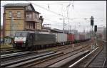 Für DB Schenker ist 189 110 / ES 64 F4-110 im Einsatz. Am 20.01.2011 fährt sie mit einem langen Containerzug am Stellwerk Berlin Greifswalder Str vorbei.