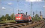 DB Schenker 140 432-6 und kalt am Haken 362 940 fuhr am 11.09.2011 durch den Bahnhof Berlin Schönefeld Flughafen