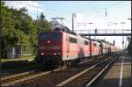 Mit dem Erzpendel kommt DB Schenker 151 118-7 und eine Schwesterlok durch den Bahnhof gefahren (gesehen Wustermark-Priort 01.10.2010)