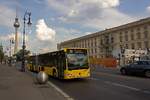 Brandneu und erst wenige Wochen vorher abgenommen wurde Wagen 4876, der am 28.08.19 für einen Umlauf der Linie 100 eingeteilt war; hier vor dem neu errichteten Berlin Schloss.