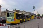 Die neuen Citaro-Busse der BVG besitzen auch in der Heckscheibe eine Anzeige fr das Fahrtziel. Wagen 4797 hlt an der Haltestelle Staatsoper. Der MAN DD im Hintergrund hat anscheinend einen Defekt erlitten und wird die Haltestelle auch in den folgenden Minuten nicht verlassen.