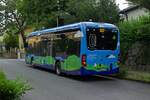 Die Endhaltestelle der Linie 527 im Wohngebiet Ischeland ist ziemlich sprlich ausgestattet, es handelt sich lediglich um ein Haltestellenschild am Straenrand. Wagen 651 macht dort gerade Pause, als ein kurzer aber heftiger Regenschauer ber Hagen hinwegzog.