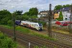 Noch nicht lange im Einsatz, aber bereits mit recht gro�fl�chigem Graffiti versehen ist 2159 207, die hier am 02.08.22 Oberhausen-Osterfeld erreicht.