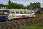 In der Seitenansicht wird die gro�e L�nge der Eurodual von �ber 23 Metern deutlich. An 90 80 2159 207 waren f�r den Einsatz bei der Firma Boxtango Folien mit dem Firmennamen angebracht. Aufgrund des Graffito an der Seitenwand die einzige M�glichkeit, die Lok eindeutig zu identifizieren.