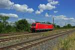 Innerhalb von 37 Minuten hat 185 134 ihren DHL-Zug nach Gro�beeren gebracht und sich wieder auf die R�ckfahrt gemacht, wo ich sie in Saarmund ein zweites Mal erwischte.