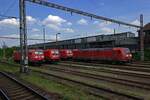 Auf den Abstellgleisen am Bahnhof Wanne-Eickel waren am 10.05.24 vier Generationen an TRAXX vertreten, die auf neue Eins�tze warteten. Von links nach rechts sind hier 145 033 (Baujahr 1999), 187 207 (2020), 185 363 (2009) und 185 045 (2001) zu sehen, die eine Entwicklung von mehr als 20 Jahren darstellen.