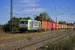 Die 185 548 von Captrain durchf�hrt mit einem sehr gut ausgelasteten Containerzug den Bahnhof von Saarmund in Richtung Westen.