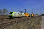 185 598 der ITL, die im Farbschema des Mutterkonzerns Captrain lackiert ist, durchf�hrt am 10.03.2025 mit einem vollen Containerzug Saarmund in Richtung Westen.