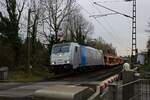 Die Bahnstrecke zwischen Neuss und Krefeld bekommt weniger Aufmerksamkeit als die Nord-S�d-Verbindungen zwischen Duisburg und D�sseldorf, hat aber auch recht dichten Verkehr zu bieten. 186 455 von LINEAS �berquert gleich den Bahn�bergang an der Viehgasse in Meerbusch-Osterath, w�hrend das Signal f�r die Gegenrichtung bereits Fahrt zeigt. Zj  Aufnahmezeitpunkt waren Z�ge in beide Richtungen fast im Blockabstand unterwegs, sodass der Bahn�bergang gut 10 Minuten geschlossen blieb.
