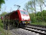 189 045 eine Schwester und ein Erzzug aus Rotterdam am 21.04.2011 bei Lintorf.