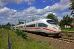 Wegen Bauarbeiten ist die direkte Verbindung zwischen dem Betriebsbahnhof Rummelsburg und dem Innenring bei Lichtenberg gesperrt und die ICE zur Bereitstellung an den Bahnh�fen Gesundbrunnen bzw. Berlin Hauptbahnhof m�ssen einen Umweg nehmen. 403 017 ist am 11.08.24 auf dem Weg vom Hauptbahnhof nach Rummelsburg zwischen Sch�neweide und Adlershof unterwegs und wird am Gr�nauer Kreuz in Richtung Karlshorst abbiegen.