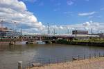 411 080 erreicht am 04.08.2020 die Oberhafenbr�cke in Hamburg und durchquert damit das neu erschlossene Quartier HafenCity.