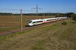Wie so oft, lie� sich auch am 24.09.25 ein ICE auf dem s�dlichen Berliner Au�enring blicken. 411 077, der noch den gr�nen Streifen mit Hinweis auf die Klimafreundlichkeit der Bahn tr�gt, war vermutlich als Umleiter unterwegs, da auf der Anhalter Bahn in Richtung Leipzig Ende September l�ngere Bauarbeiten starteten.
