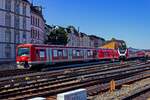 W�hrend in der Gegenrichtung ein 490 ausf�hrt, erreicht eine S3 nach Buxtehude, gebildet aus 474 134, 474 139 und 474 057 in K�rze Hamburg-Altona.