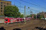 Auf der Hamburger S-Bahn-Linie S3 verkehren in der HVZ Z�ge aus drei Triebwagen mit insgesamt 9 Wagen. Eine solche Garnitur ist hier kurz nach der Abfahrt am Hauptbahnhof unterwegs in Richtung Buxtehude. Die Einheit 474 052 am Zugschluss wird allerdings schon in Neugraben enden.