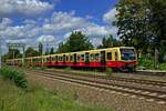 Mittlerweile sind gut drei Viertel der Fahrzeuge der Baureihen 481/482 modernisiert worden und pr�sentieren sich dementsprechend in der an die Neubaufahrzeuge angepassten Farbvariante. 481 098 pr�sentiert diese Farbgebung auf der Linie S9 zwischen Johannisthal und Adlershof.