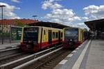 Am 11.08.2024 begegnen sich im Bahnhof Baumschulenweg zwei Z�ge der Baureihe 484 auf der Linie S46: 484 015 (links) f�hrt in Richtung Tempelhof, w�hrend 484 062 in Richtung Gr�nau unterwegs ist.