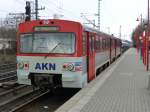 VT 2.42 der Altona-Kaltenkirchen-Neum�nster Eisenbahn AG (akn), ein Zug der Baureihe VT 2E, steht am 30.3.2013 am Bahnsteig der akn in Elmshorn nach Ulzburg S�d bereit.