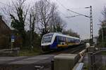 Die Z�ge der Linie RE 10 fahren im ersten Streckenabschnitt von D�sseldorf bis Krefeld auf elektrifizierten Strecken und anschlie�end auf der nicht elektrifizierten Strecke weiter nach Kleve. Dementsprechend geh�rt die Linie zu den Verbindungen, auf denen im n�chsten Verkehrsvertrag Batterietriebwagen eingesetzt werden sollen. Bis dahin haben die Diesel-LINT allerdings noch ein paar Jahre Schonfrist. 648 441 beschleunigt nach dem Halt in Meerbusch-Osterath kurz vor Einsetzen der D�mmerung am tr�ben 11.12.24.